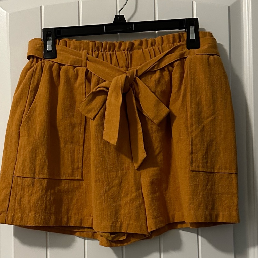 Short for Women, Mid/High-rise elastic waistband, Pockets both sides.